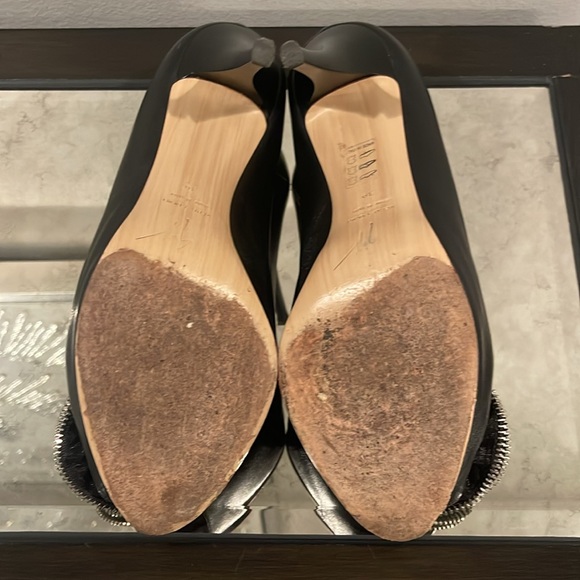 Giuseppe Zanotti Black Leather Flower Detail Peep Toe Pumps Size 39. - Picture 5 of 8